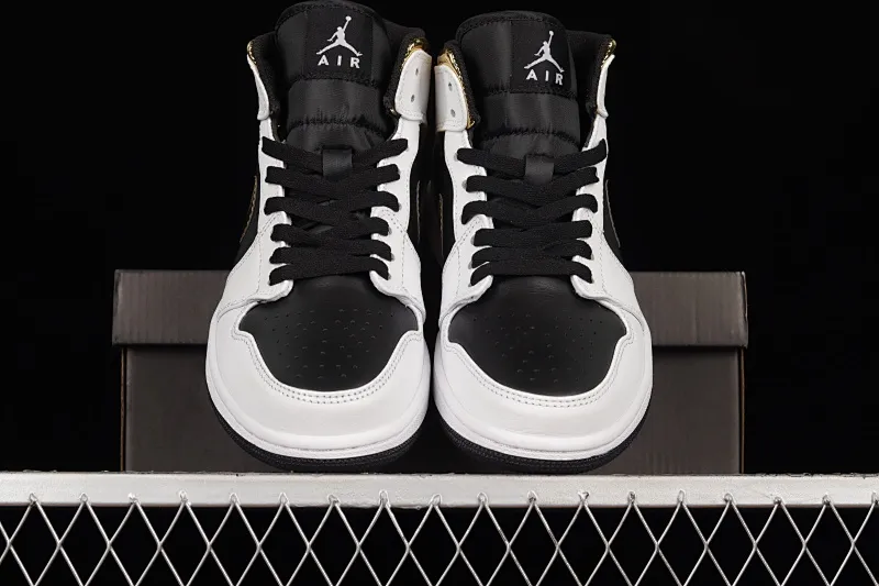 All categories Air Jordan Jordan series basketball shoes Air Jordan 1 Mid Air Jordan 1 Mid AJ1 Joe 1 Platinum Panda mid-top basketball shoes 554724-190